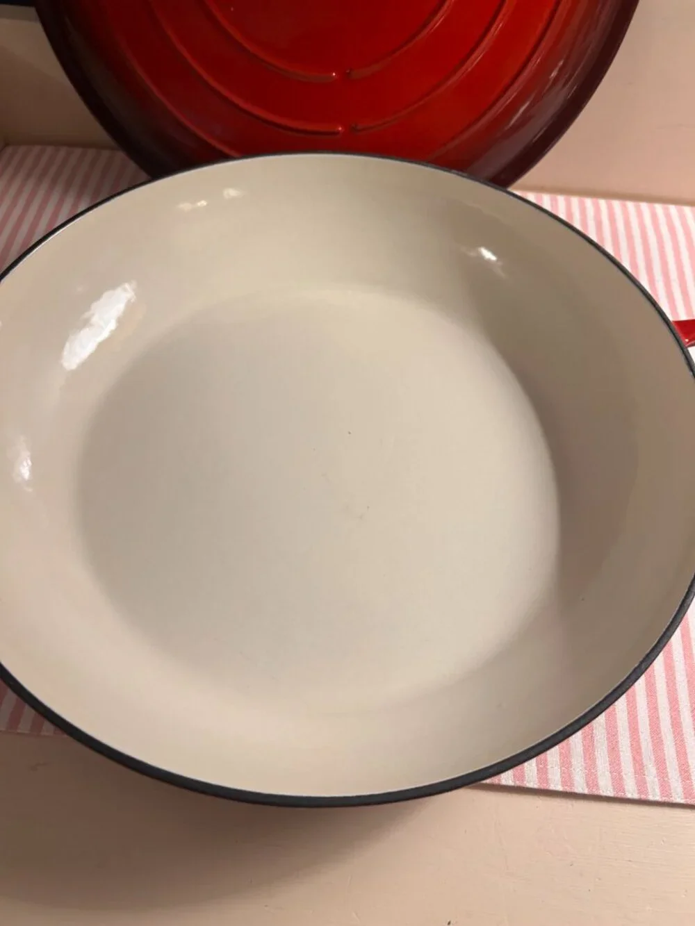 Amazon Basics Shallow Dutch Oven Pot with Lid